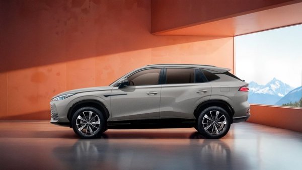 Хибриден кросоувър, дълъг 4.67 метра, с 1.5-литров T-GDI бензинов двигател и специална хибридна автоматична трансмисия с 2+1 предавки. Комбинираната мощност на системата е 224 конски сили, ускорението от 0 до 100 км/ч отнема 7.9 секунди. 
